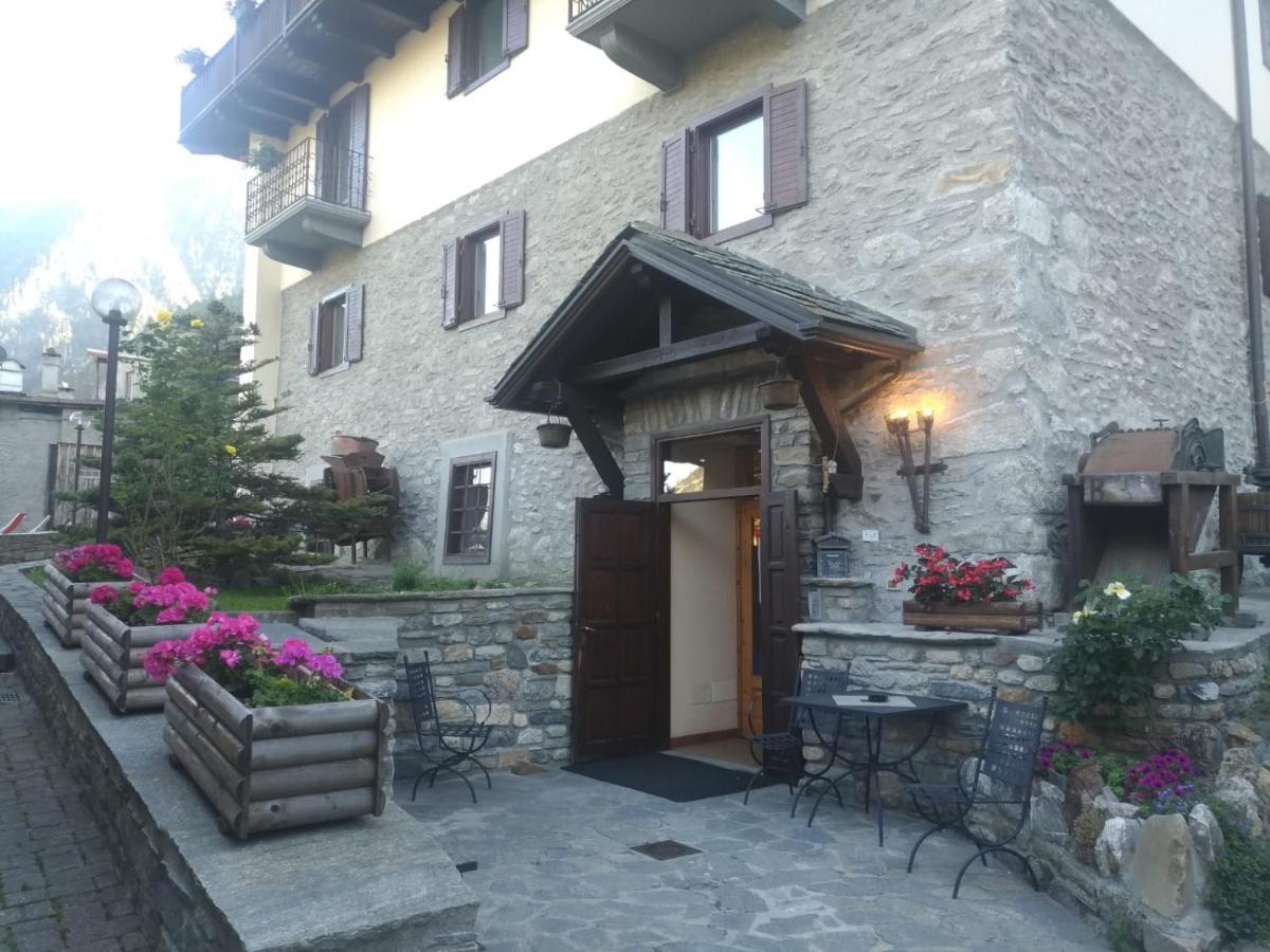 Hotel Ottoz Meublé Courmayeur Exterior foto