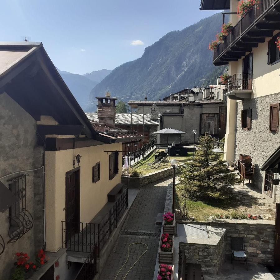 Hotel Ottoz Meublé Courmayeur Exterior foto