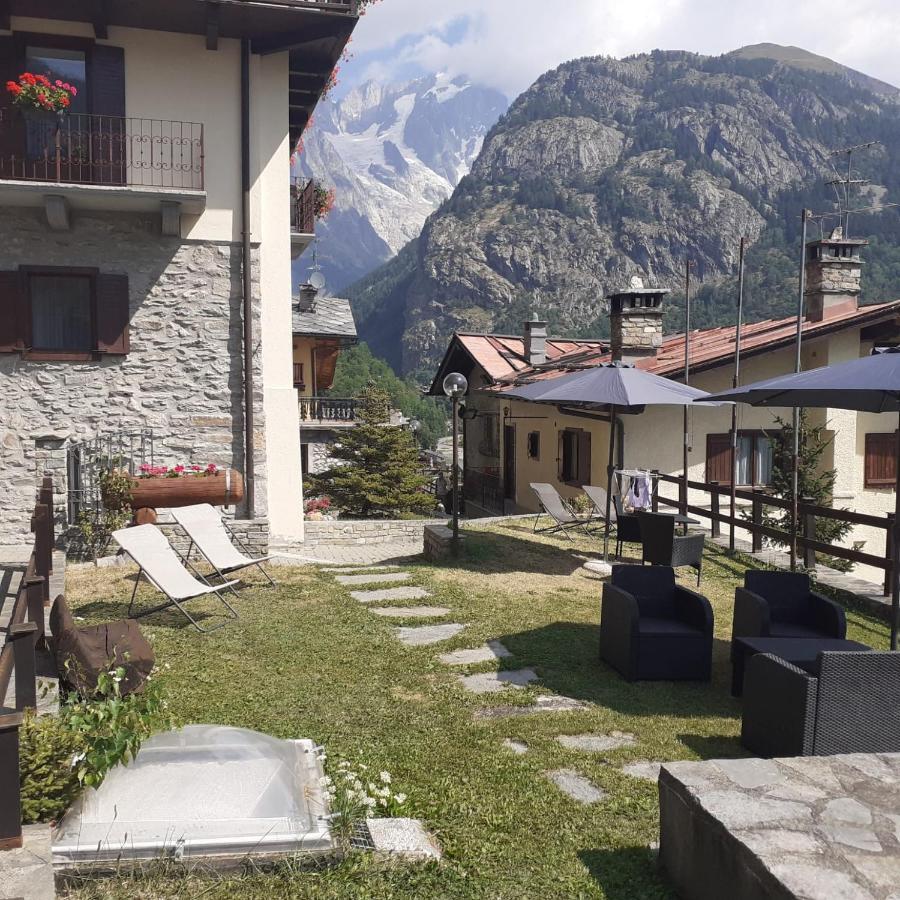 Hotel Ottoz Meublé Courmayeur Exterior foto