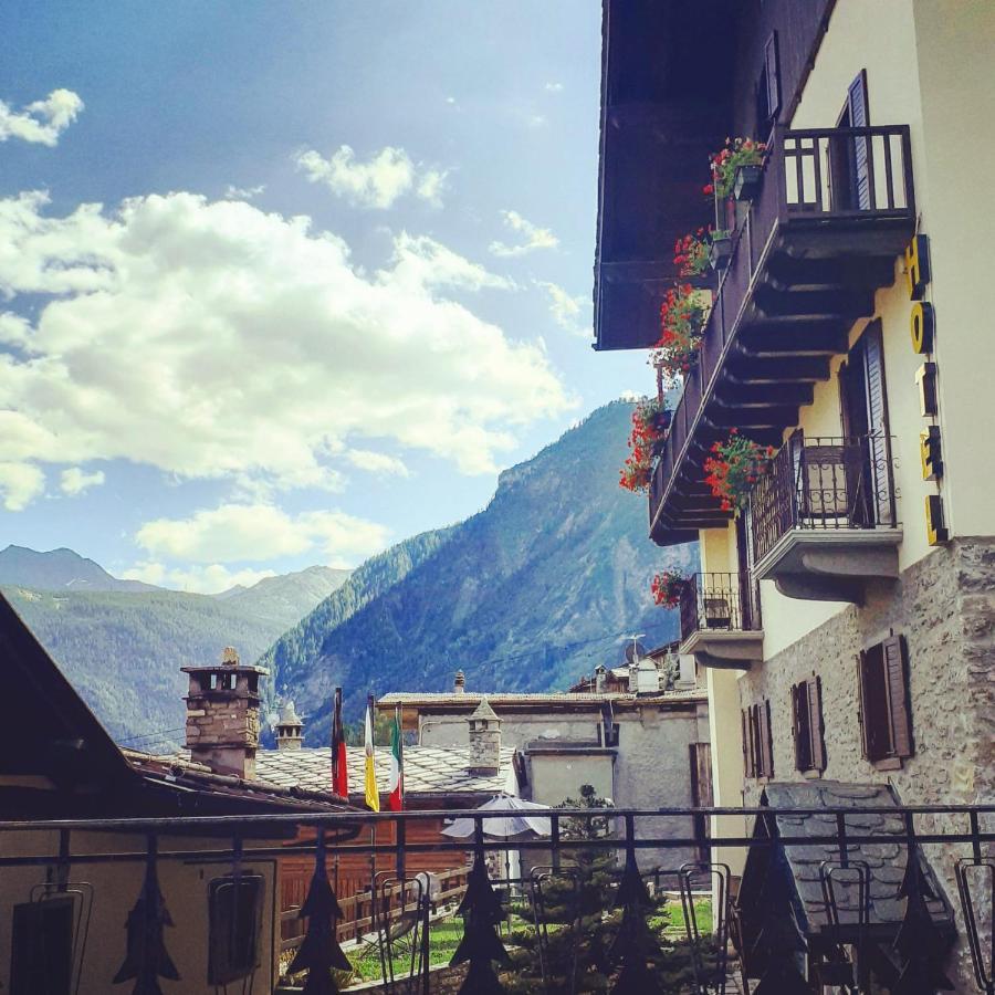 Hotel Ottoz Meublé Courmayeur Exterior foto