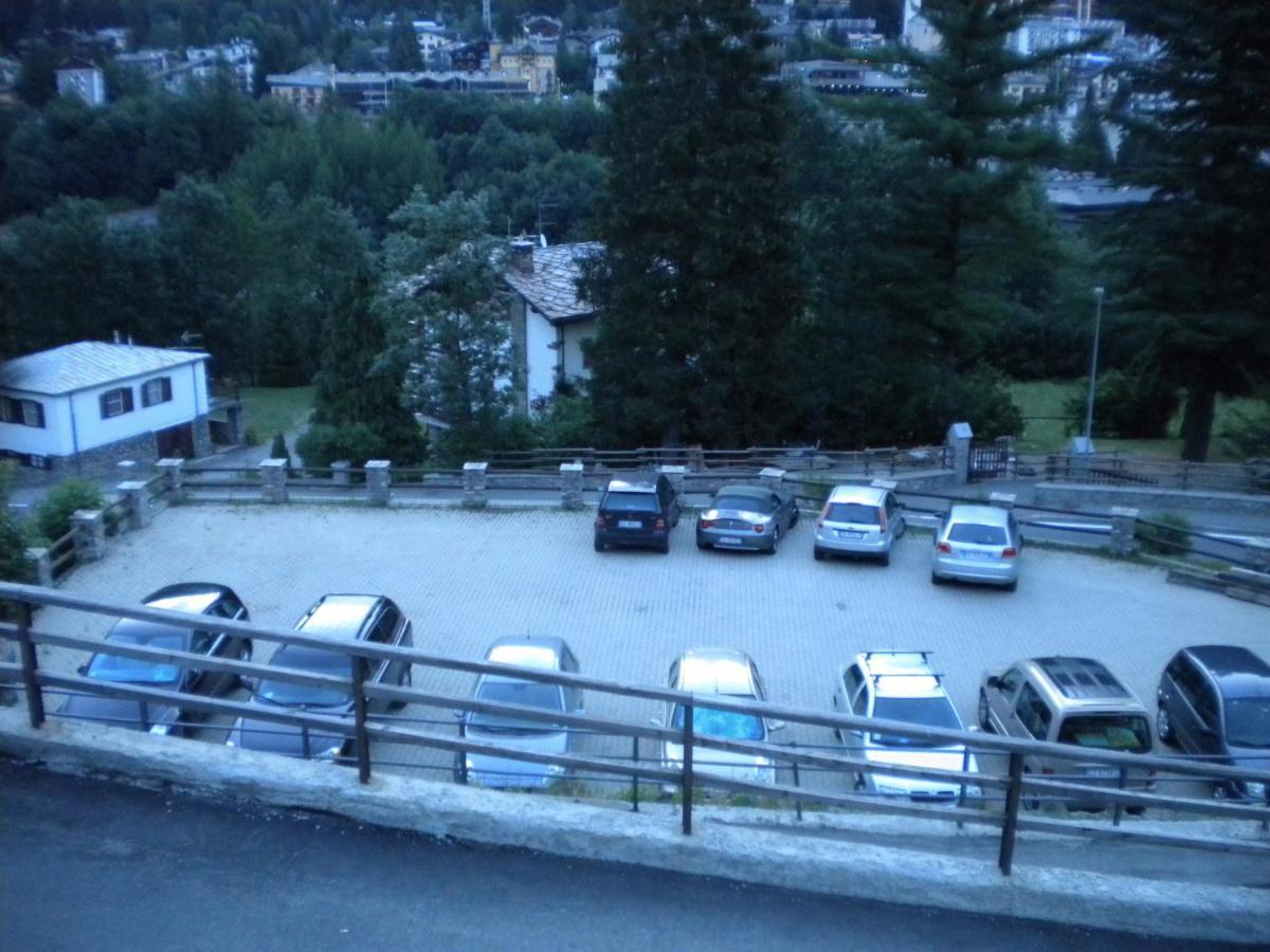 Hotel Ottoz Meublé Courmayeur Exterior foto