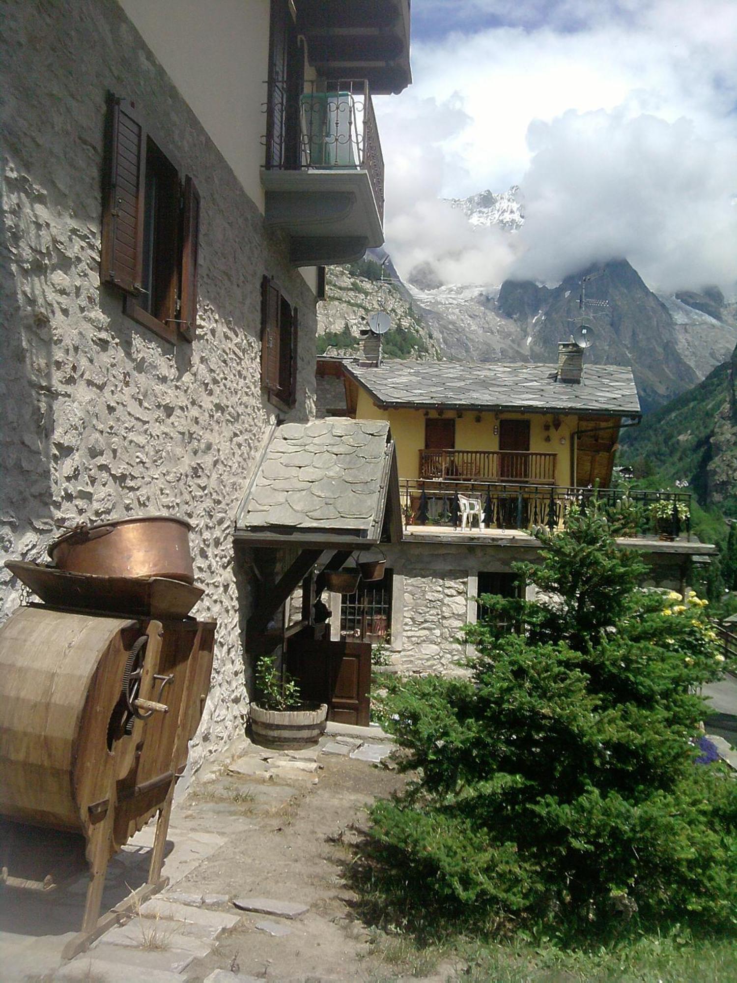 Hotel Ottoz Meublé Courmayeur Exterior foto