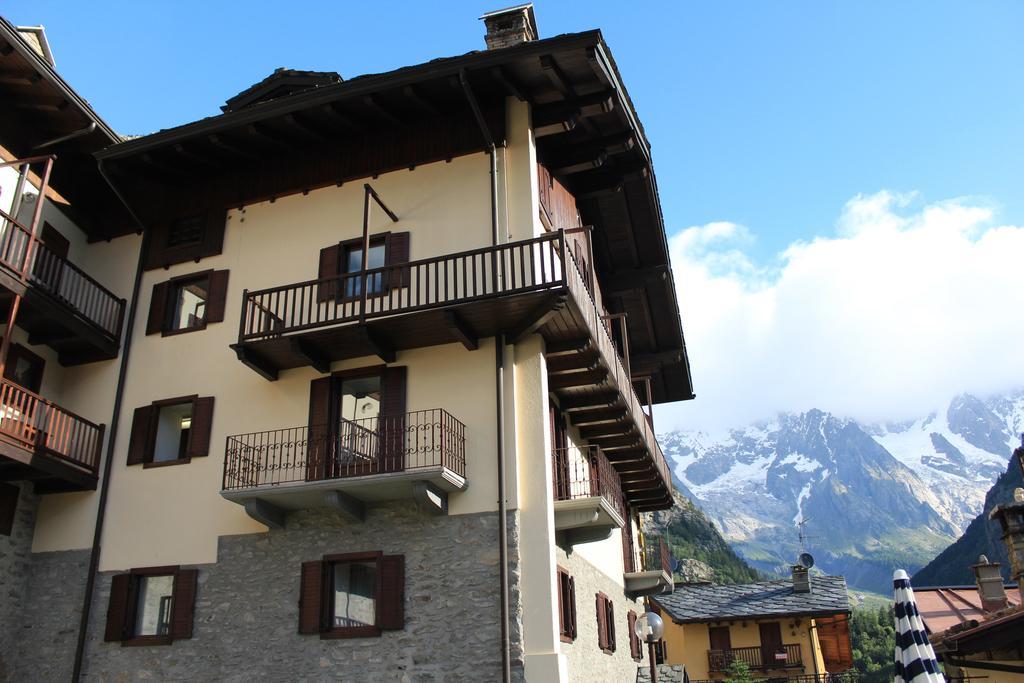 Hotel Ottoz Meublé Courmayeur Exterior foto