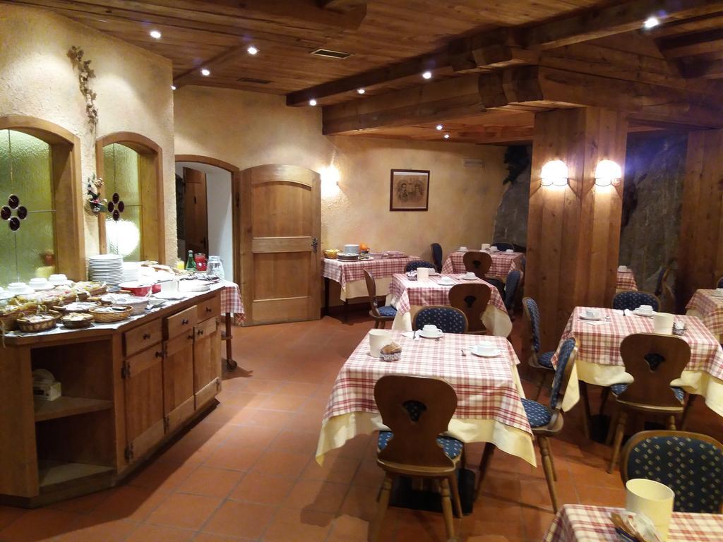 Hotel Ottoz Meublé Courmayeur Exterior foto