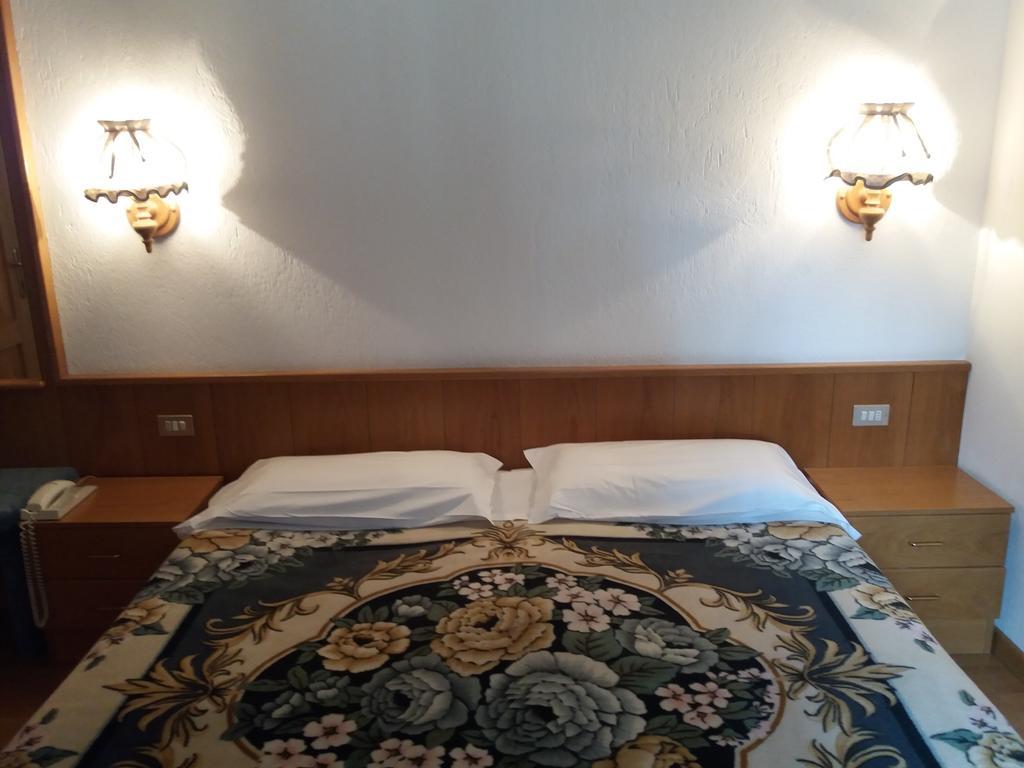 Hotel Ottoz Meublé Courmayeur Exterior foto