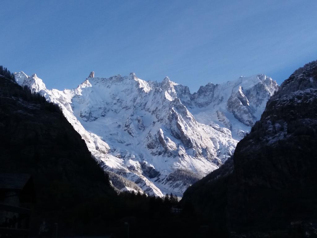 Hotel Ottoz Meublé Courmayeur Exterior foto