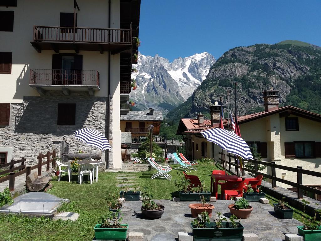Hotel Ottoz Meublé Courmayeur Exterior foto