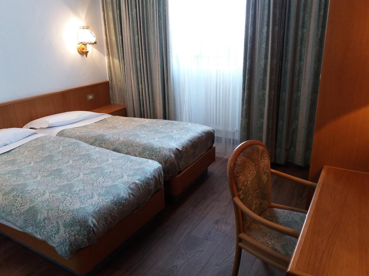 Hotel Ottoz Meublé Courmayeur Exterior foto