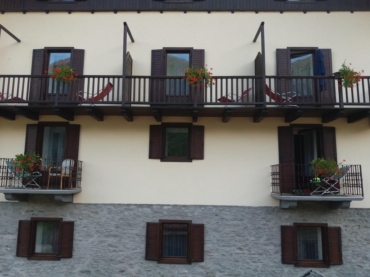 Hotel Ottoz Meublé Courmayeur Exterior foto