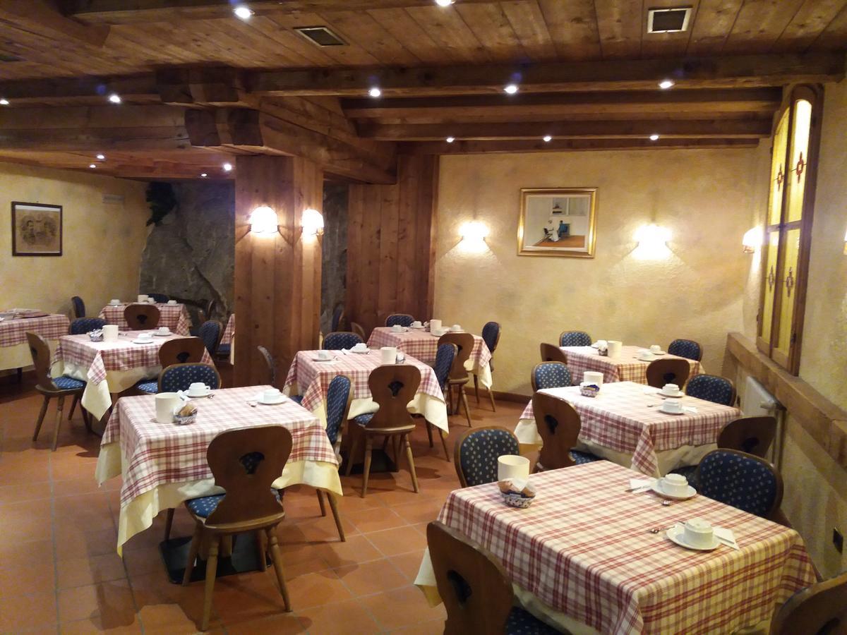Hotel Ottoz Meublé Courmayeur Exterior foto