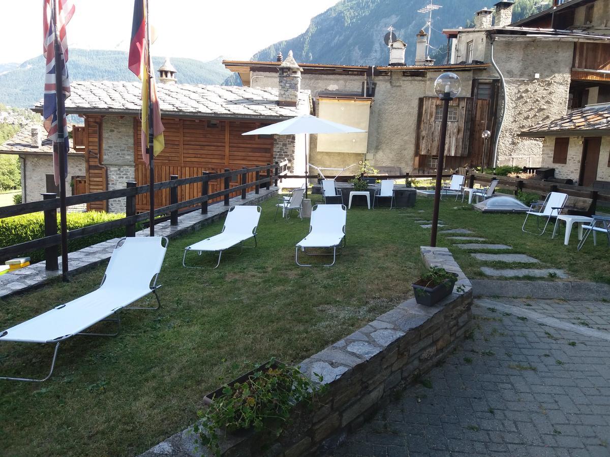 Hotel Ottoz Meublé Courmayeur Exterior foto