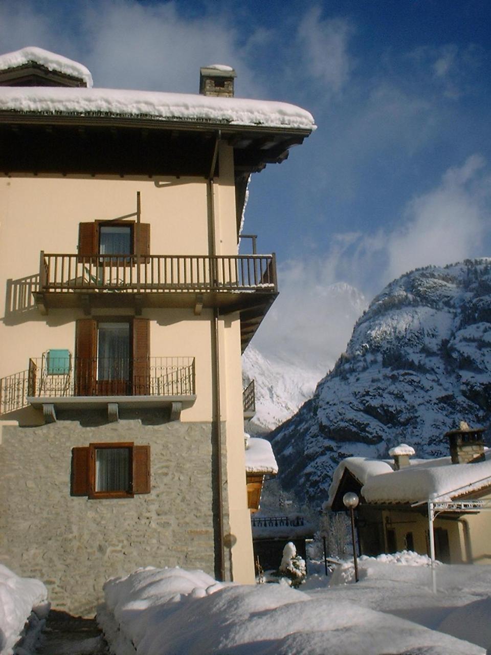 Hotel Ottoz Meublé Courmayeur Exterior foto