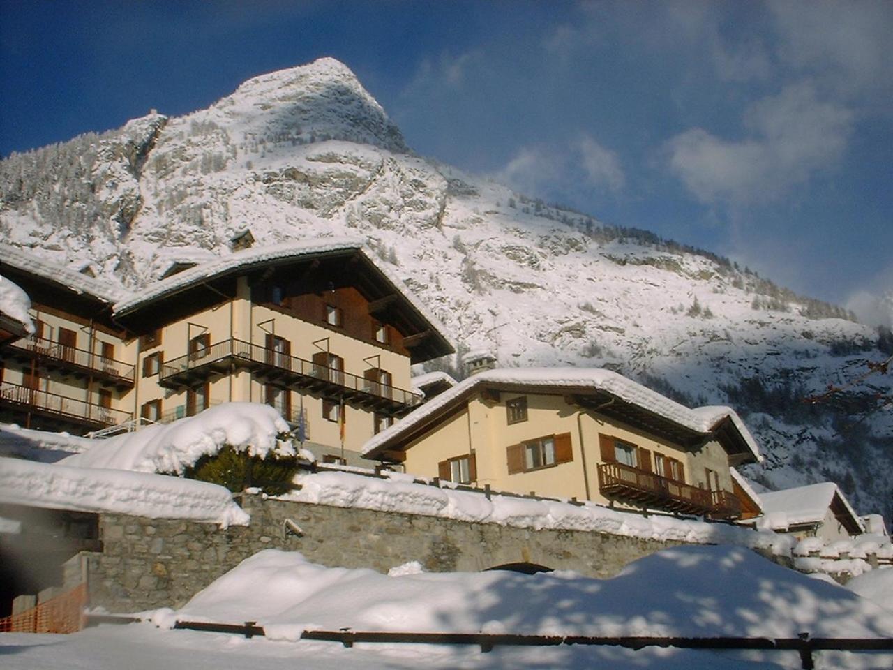 Hotel Ottoz Meublé Courmayeur Exterior foto
