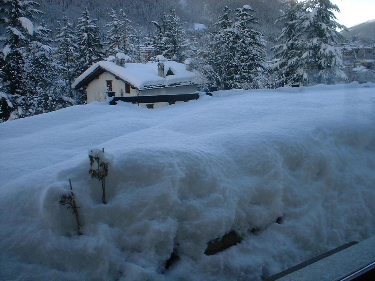 Hotel Ottoz Meublé Courmayeur Exterior foto