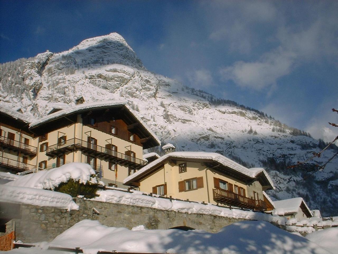 Hotel Ottoz Meublé Courmayeur Exterior foto